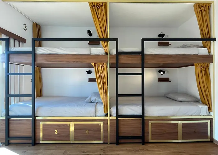 33Hostel - Solo Traveller 18 To 35 Only Baleal photo